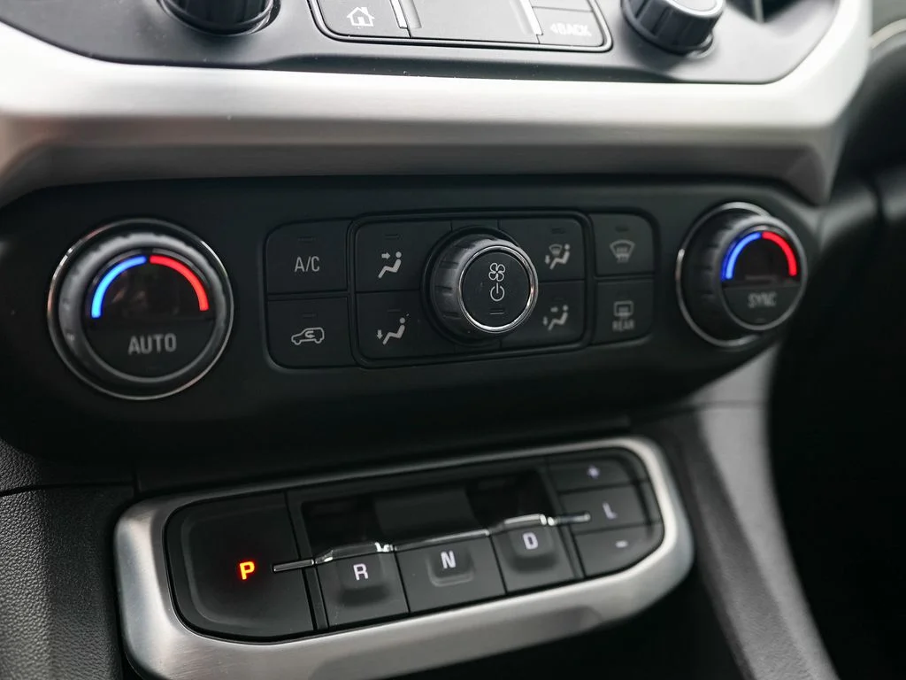 Used 2022 White GMC SLE image 25