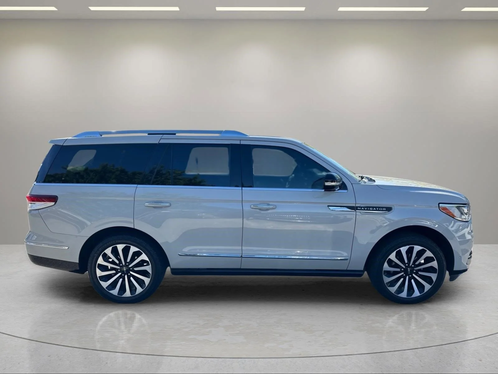 Used 2024 Pearl Metallic Lincoln Reserve image 6