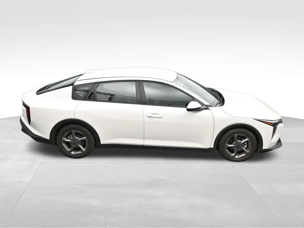 2025 Kia K4 LXS - Photo 33