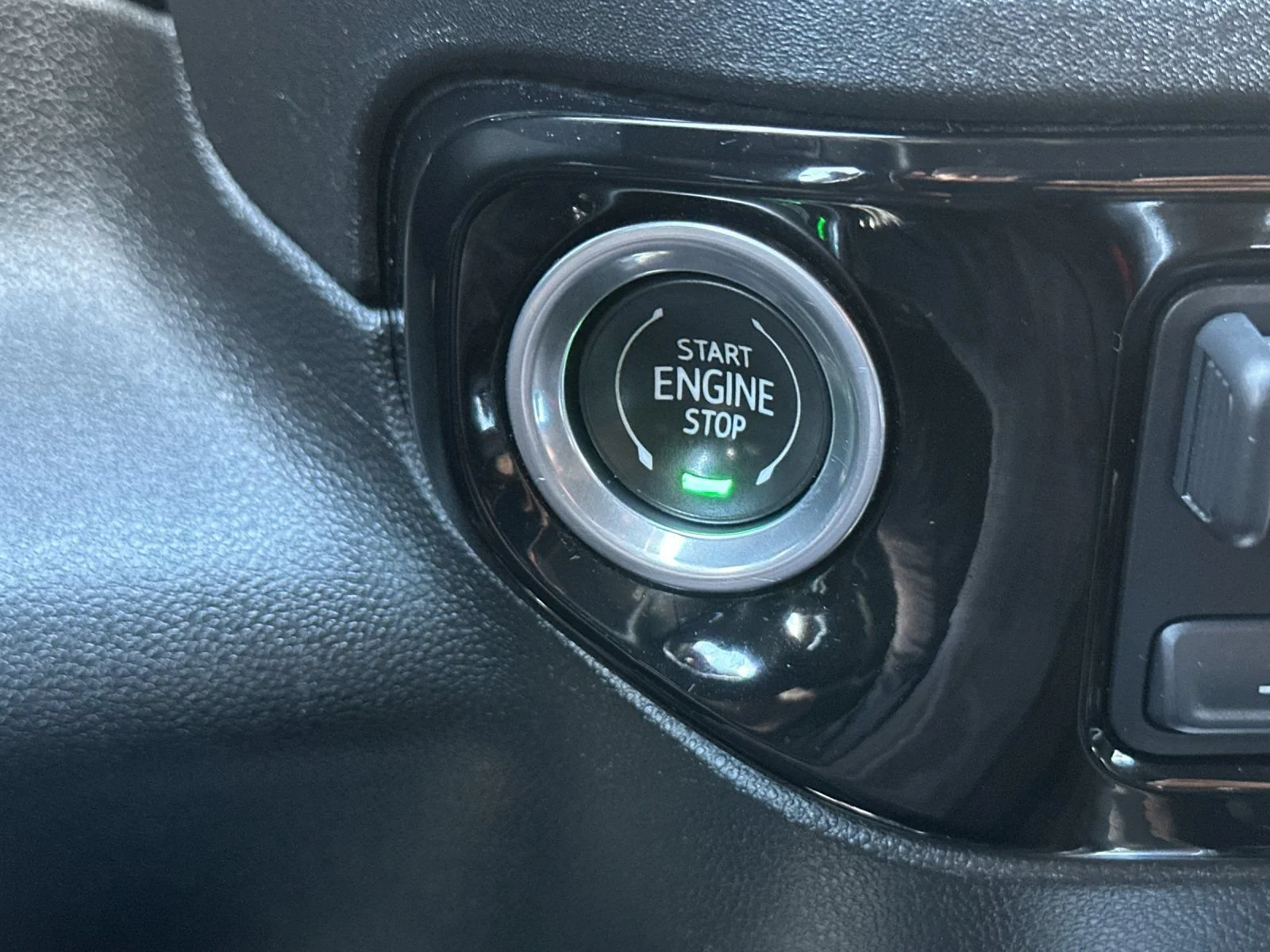Used 2022 Summit White Chevrolet RST image 22