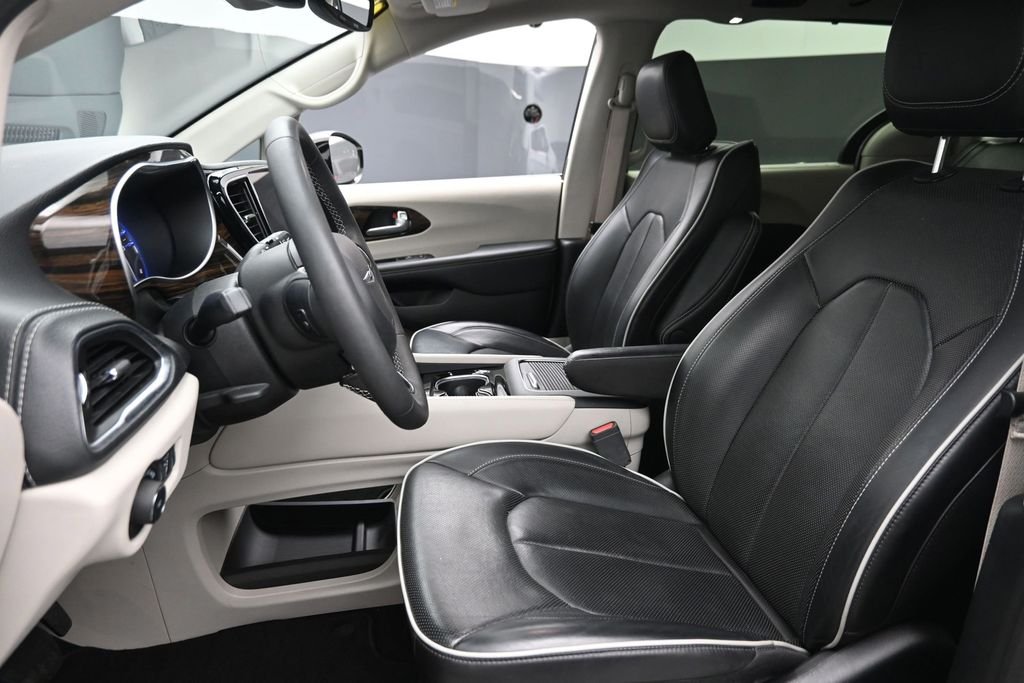 Used 2024 White Chrysler Limited image 17