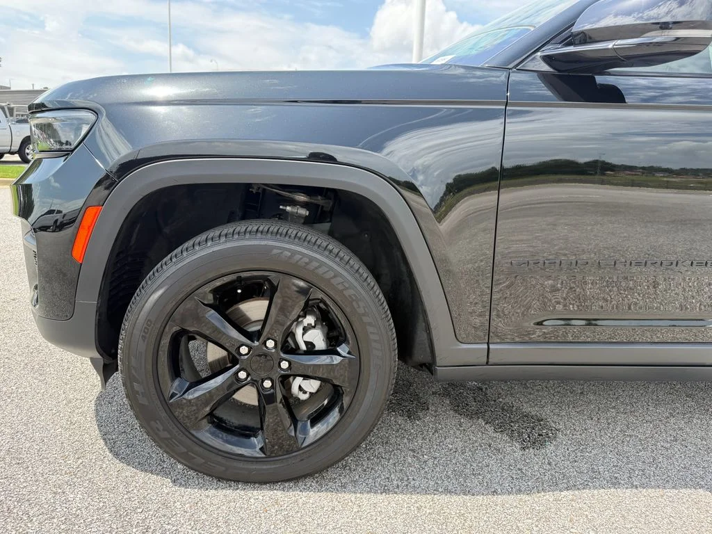 Used 2025  Jeep Altitude X image 23