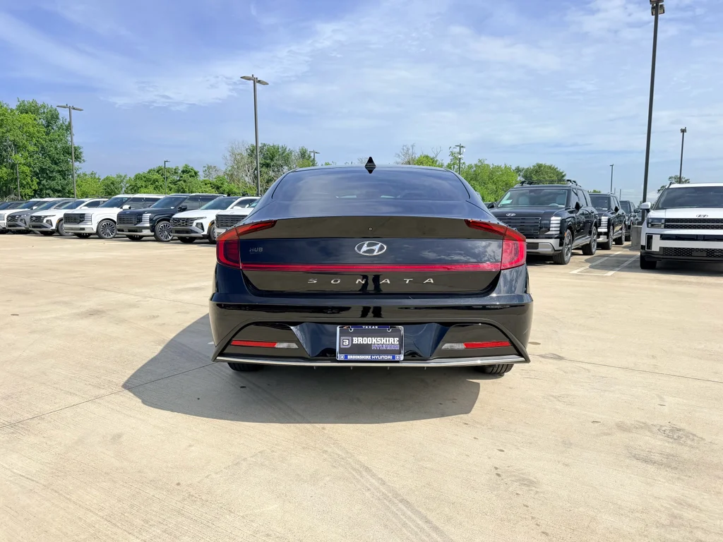 Used 2022 Phantom Black Hyundai SE image 7