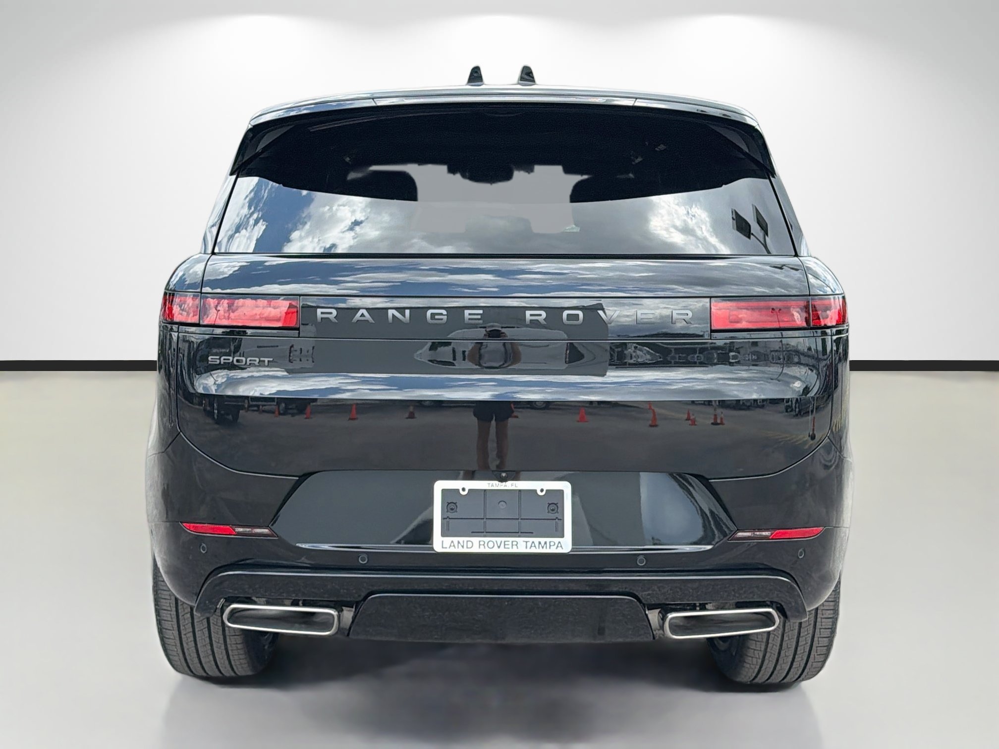 New 2026 Santorini Black LAND ROVER Dynamic SE image 4