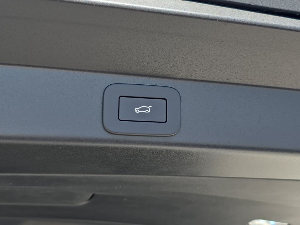 New 2026 Fuji White Land Rover SE image 13