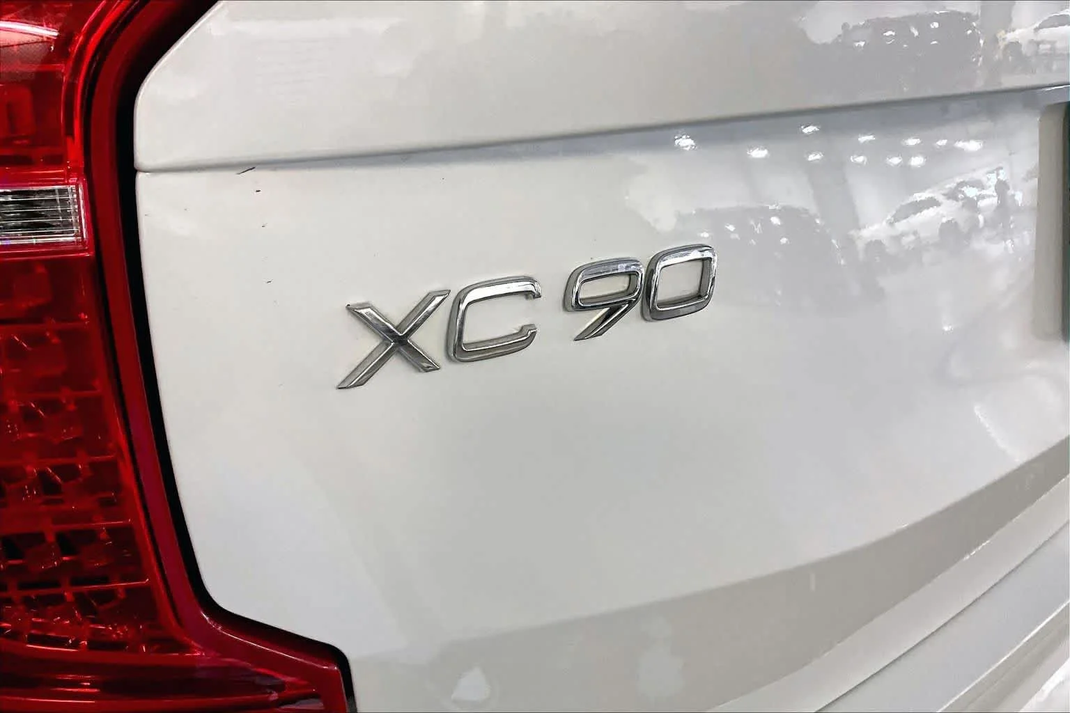 Used 2021 Crystal White Metallic Volvo R-Design image 10