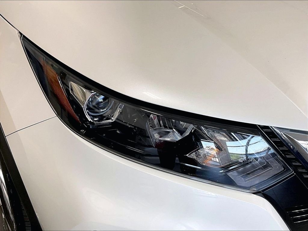 Used 2022 White Nissan SV image 32
