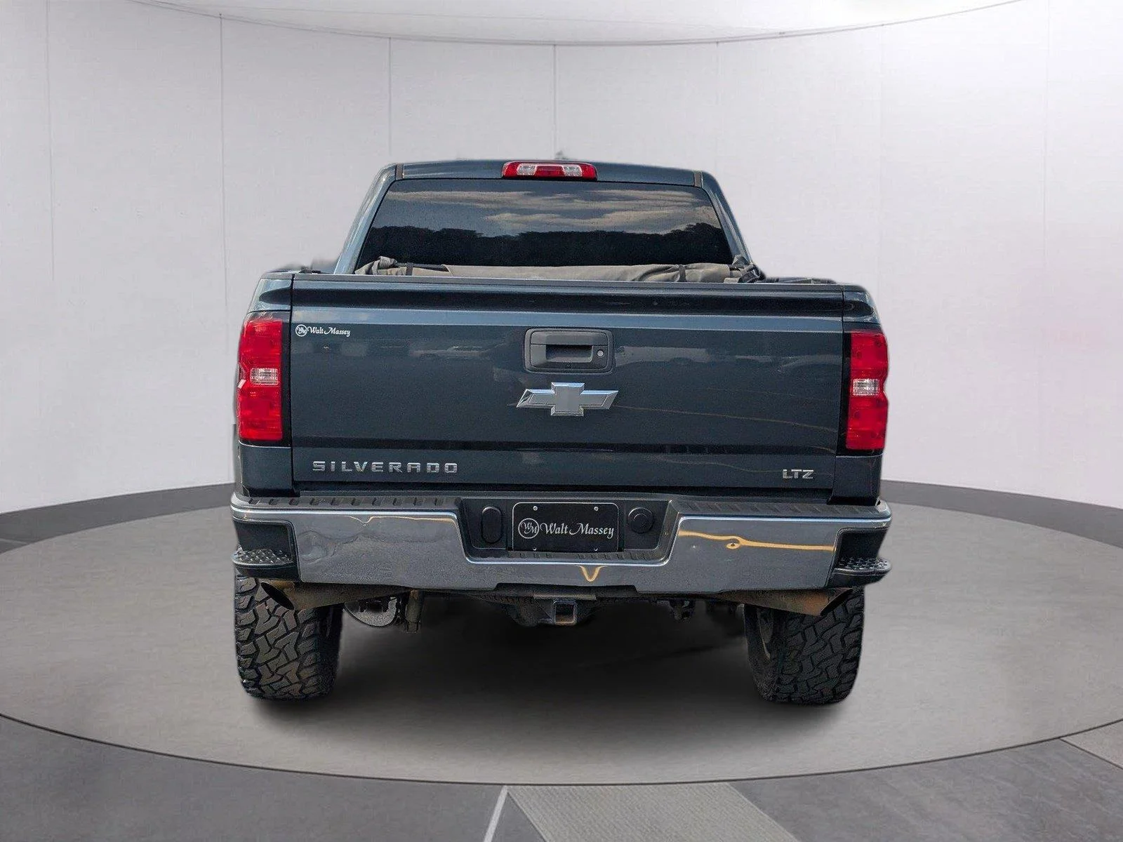 Used 2018 Graphite Metallic Chevrolet LT image 4