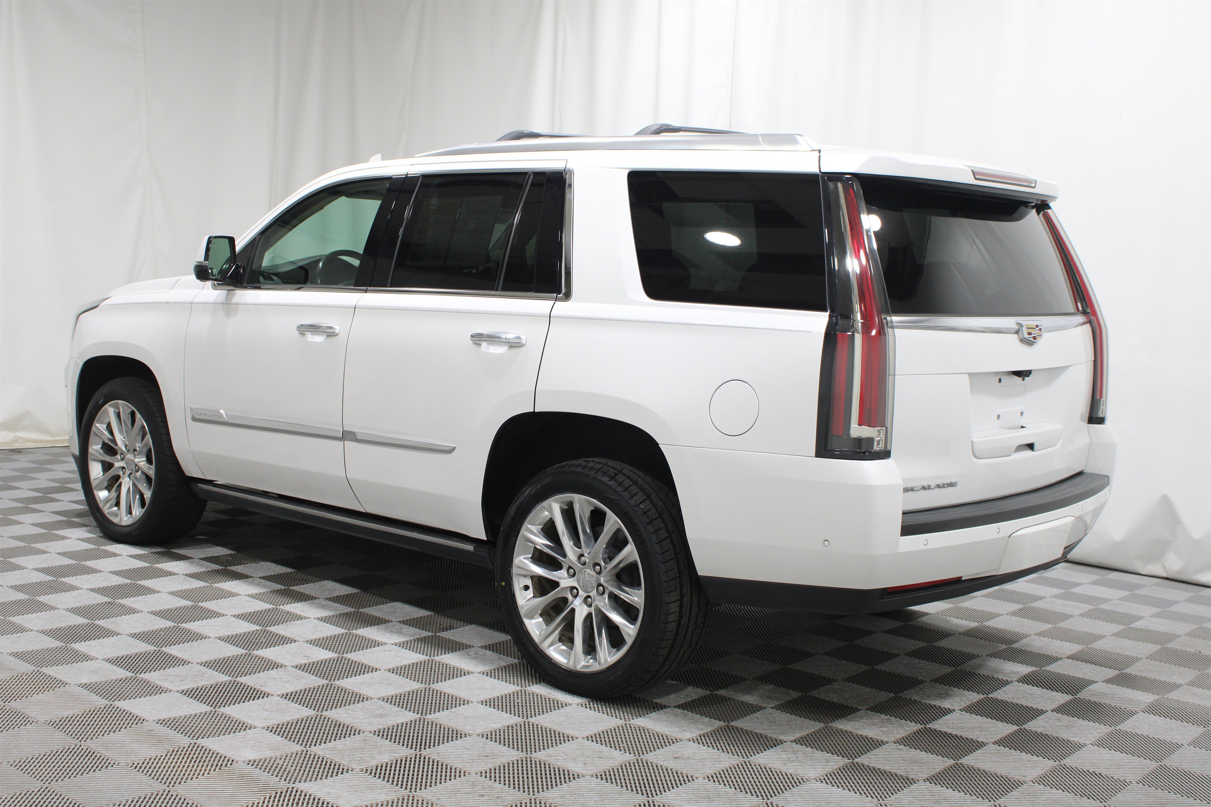 Used 2020 Crystal White Tricoat Cadillac Premium Luxury 4x4 image 39