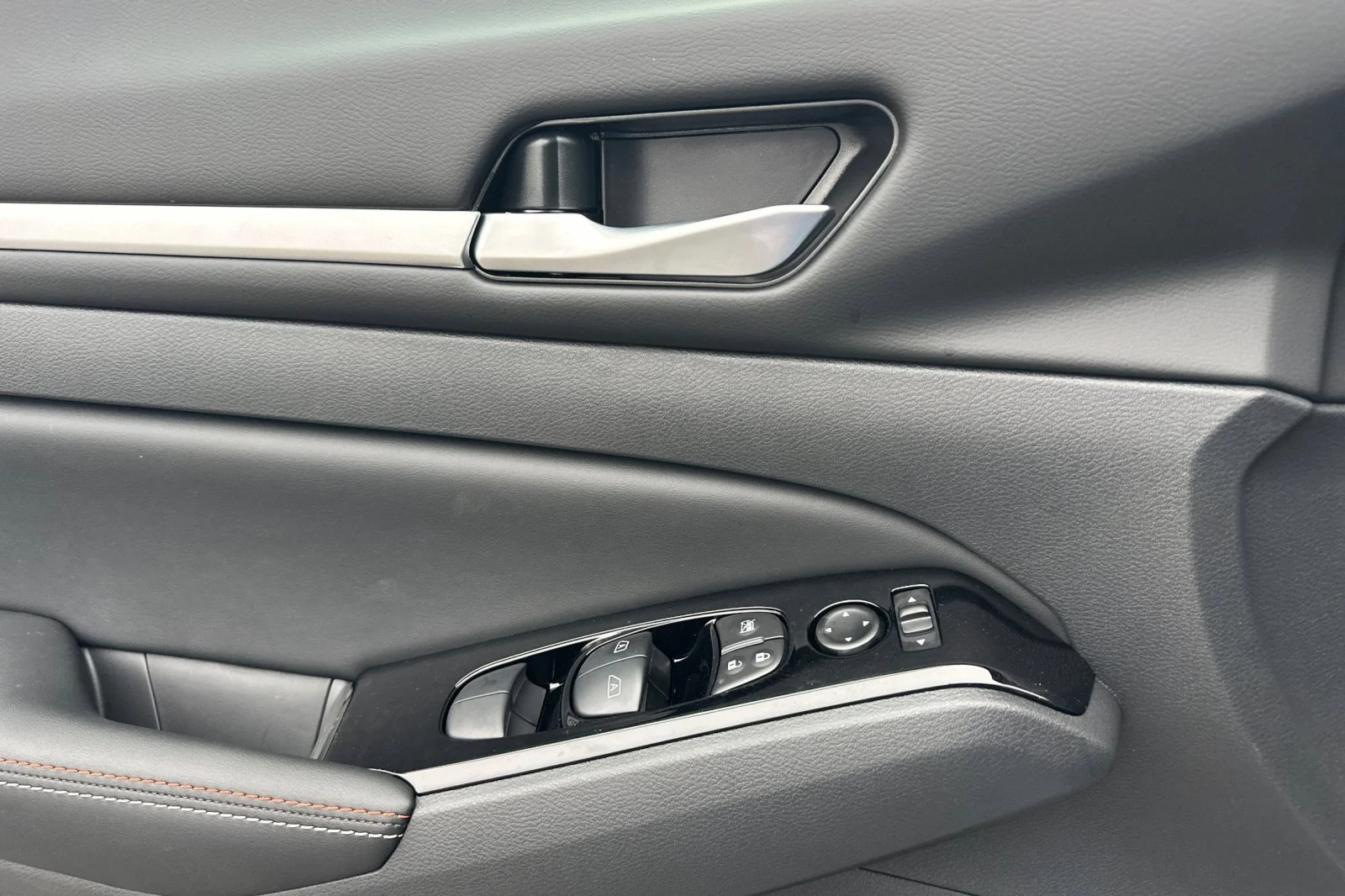 2025 Nissan Altima SR - Photo 11