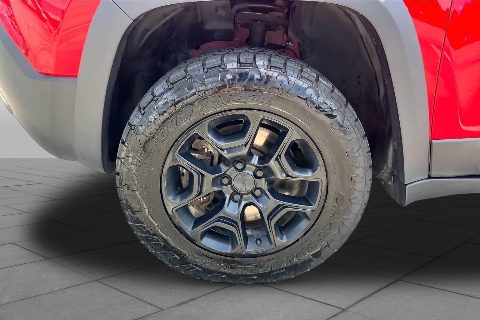 Used 2019 C Jeep Trailhawk image 11