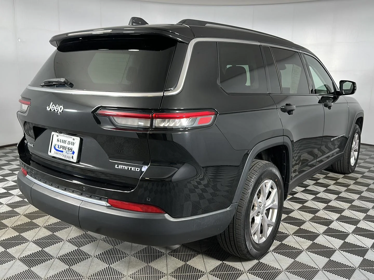 Used 2021 Diamond Black Crystal Pearlcoat Jeep Limited image 31