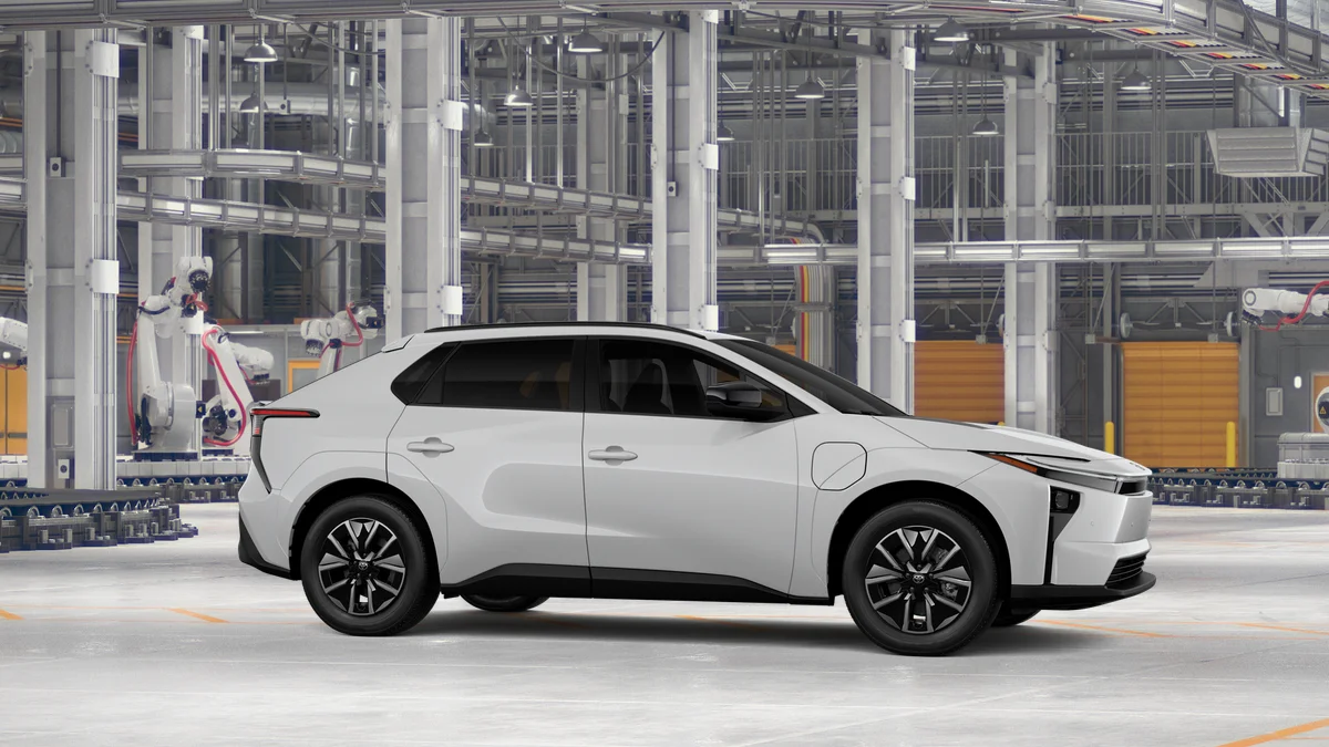 New 2027 Wind Chill Pearl Toyota XLE image 13