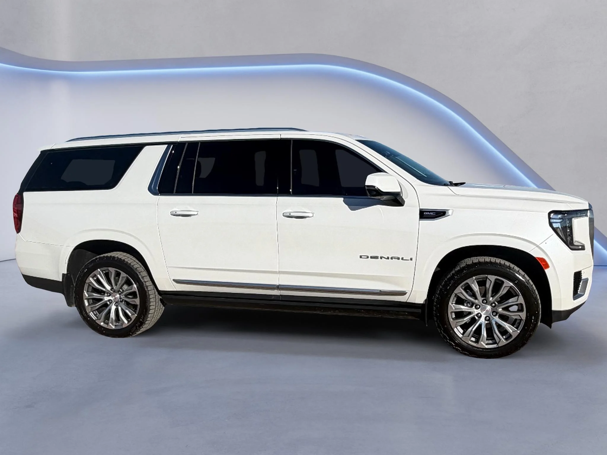 Used 2022 White Frost Tricoat GMC Denali image 4