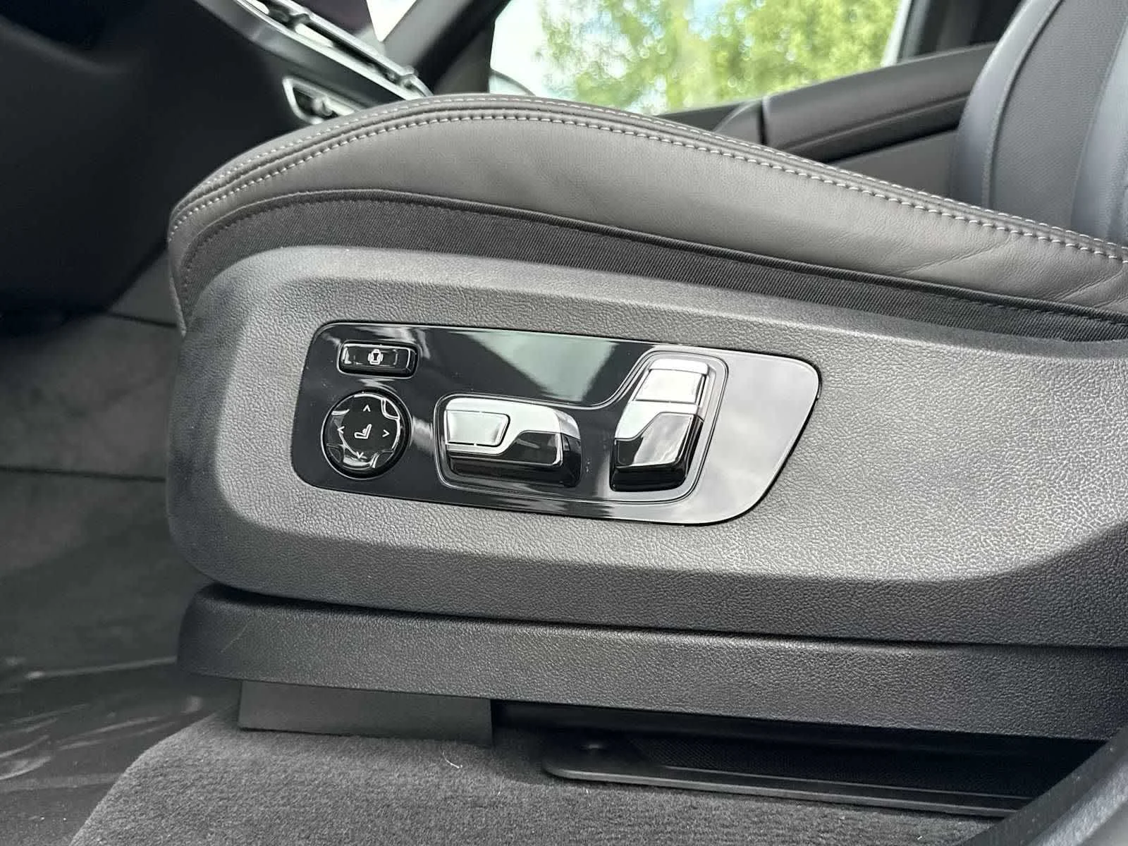 New 2026 Mineral White Metallic BMW M60i image 18