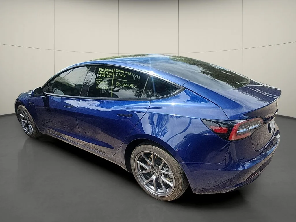 Used 2022  Tesla Base image 5