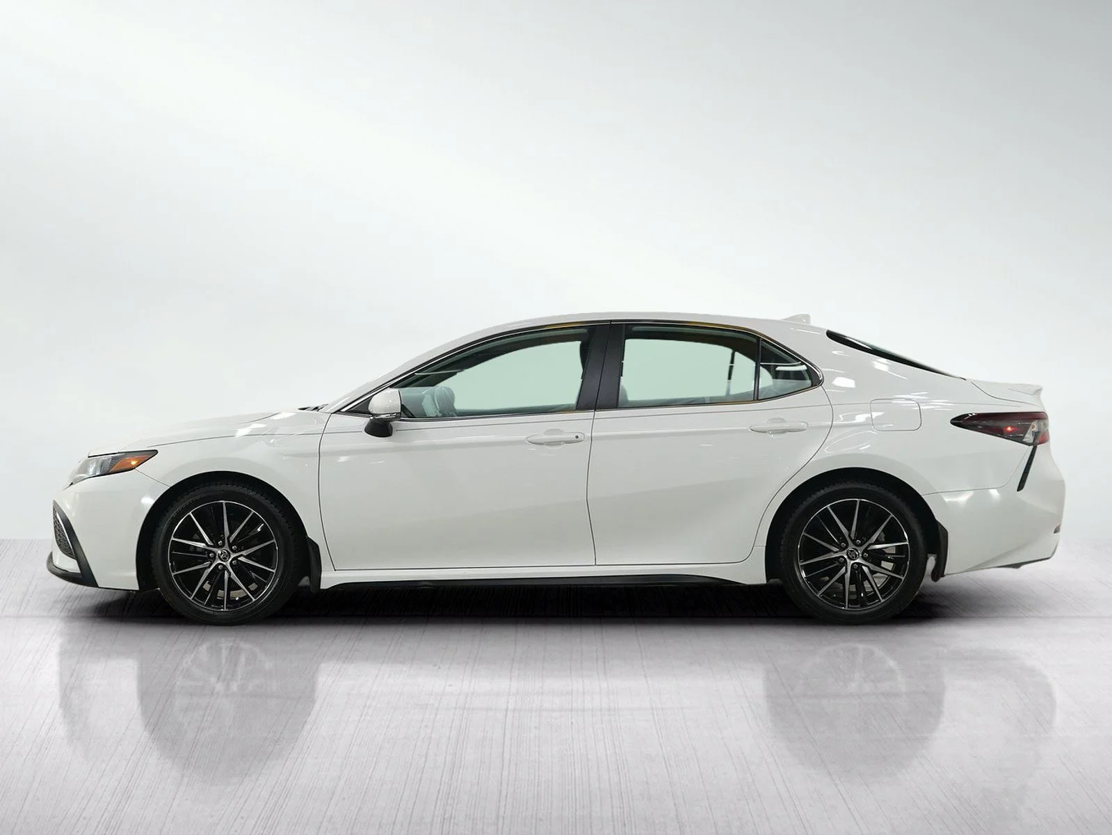 Used 2022 Toyota Camry SE with VIN 4T1G11AK5NU047327 for sale in Minneapolis, Minnesota