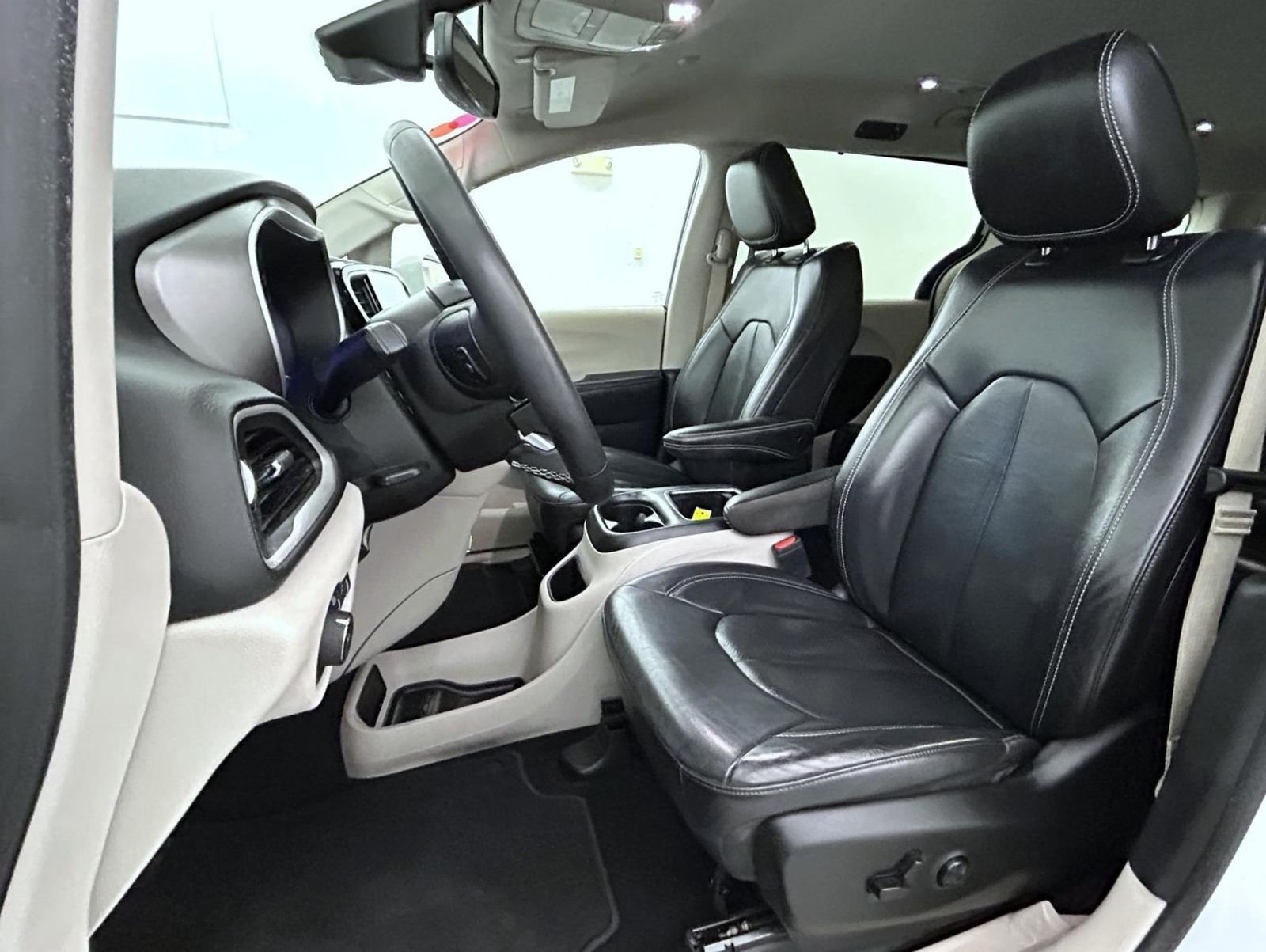 Certified Used 2022 White Chrysler Touring L image 10