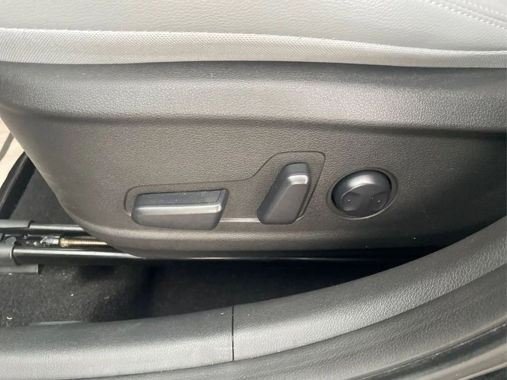Used 2018 Ultra Black Hyundai Limited image 16