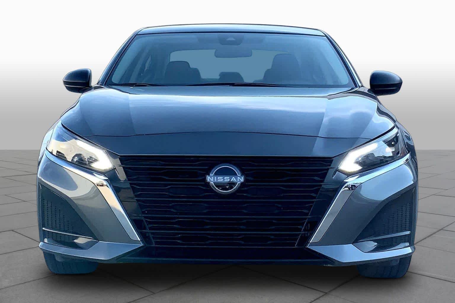 Used 2025 Gun Metallic Nissan SV image 4