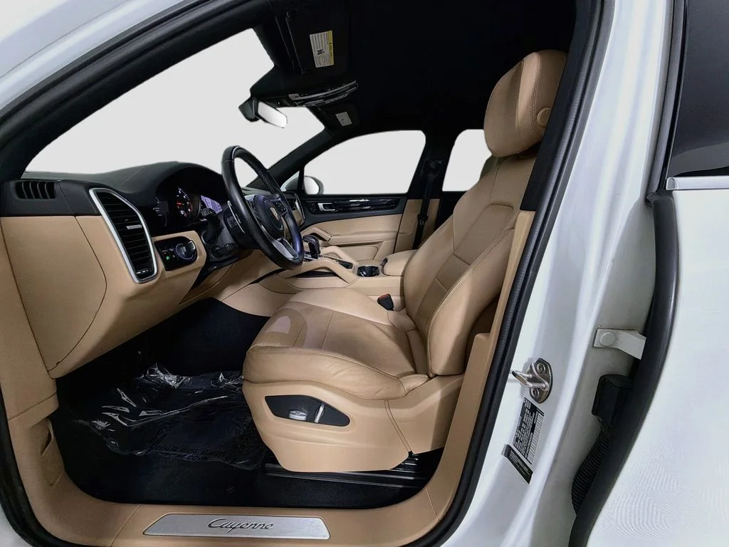 Used 2019  Porsche Base image 21