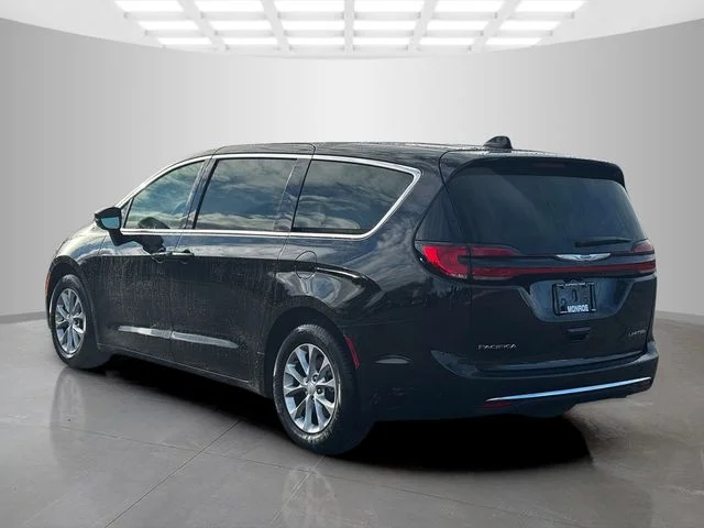 New 2026 Diamond Black Crystal Pearl-Coat Exterior Paint Chrysler Limited image 5
