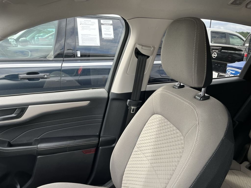Used 2022 Silver Ford SE image 22
