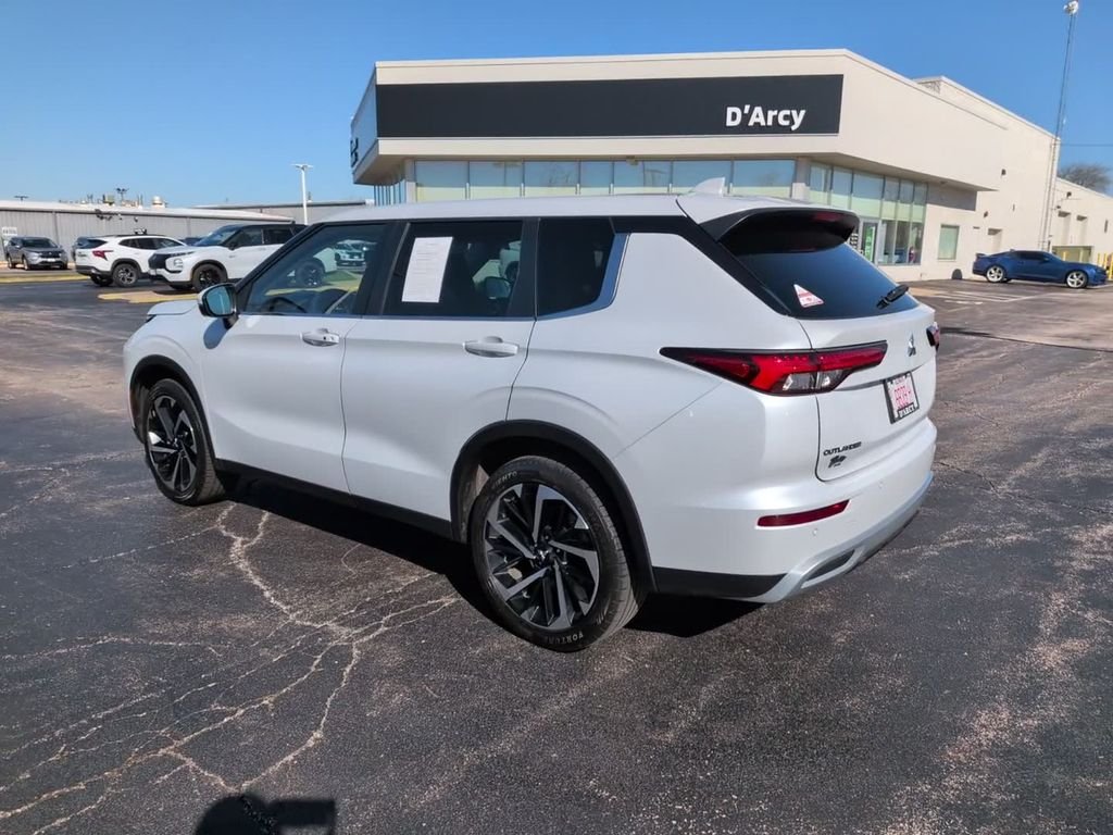 Used 2023 White Mitsubishi SE image 10