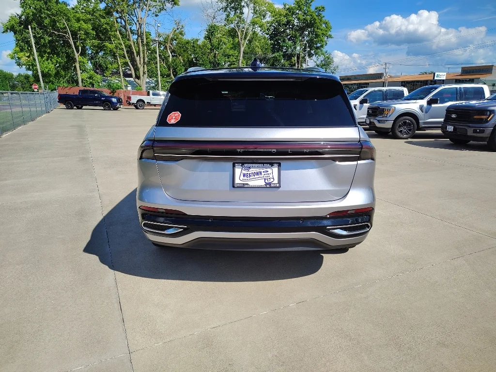 Used 2024 Silver Radiance Metallic Lincoln Reserve image 4