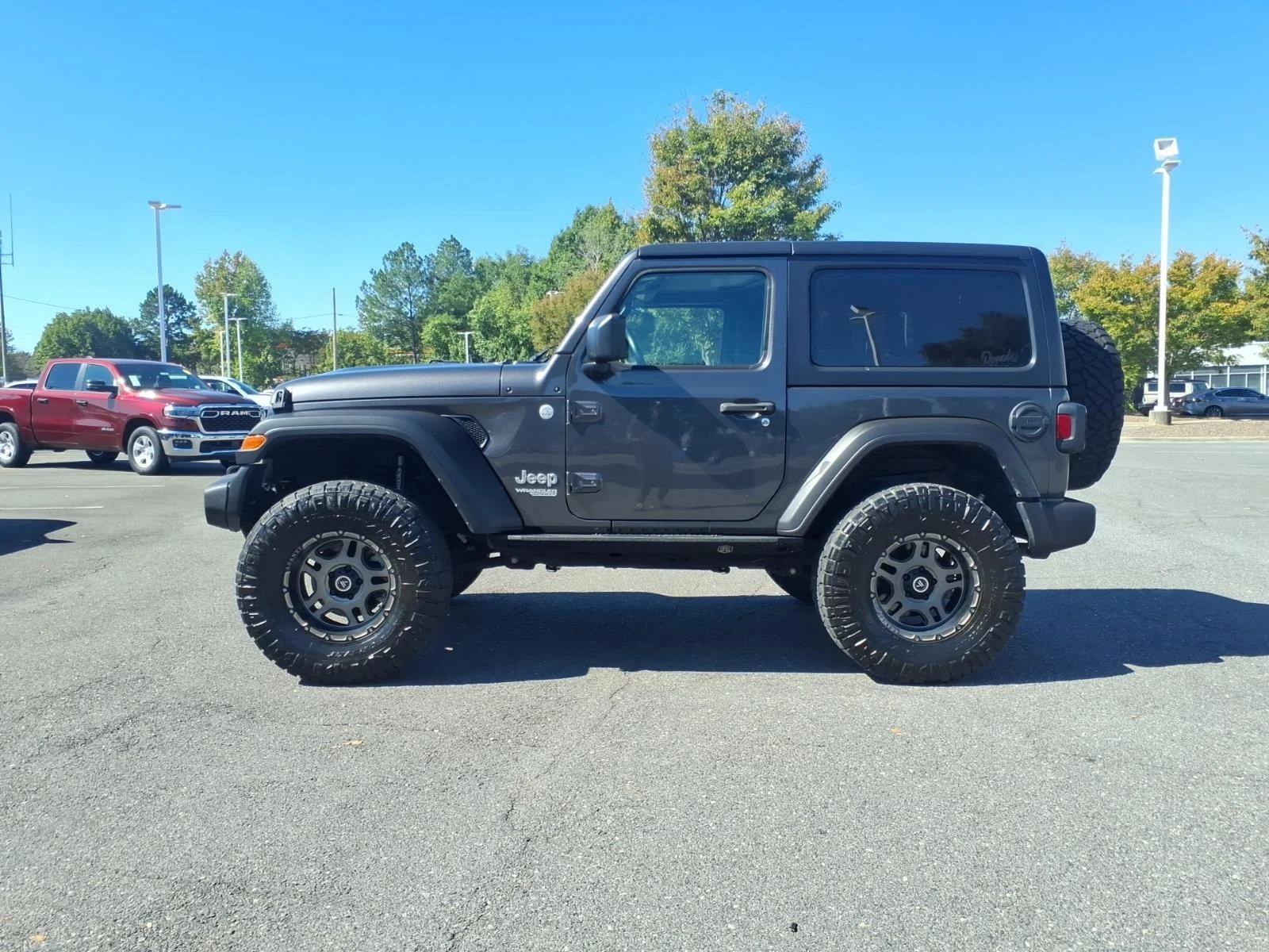Used 2018 Granite Crystal Metallic Clearcoat Jeep Sport S image 3