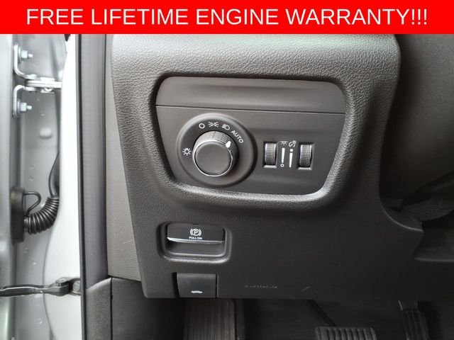 New 2026 Silver Zynith Exterior Paint Jeep Altitude image 16