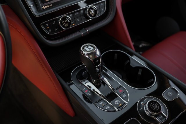 Used 2019 Black Crystal over Cricket Ball Bentley V8 image 33