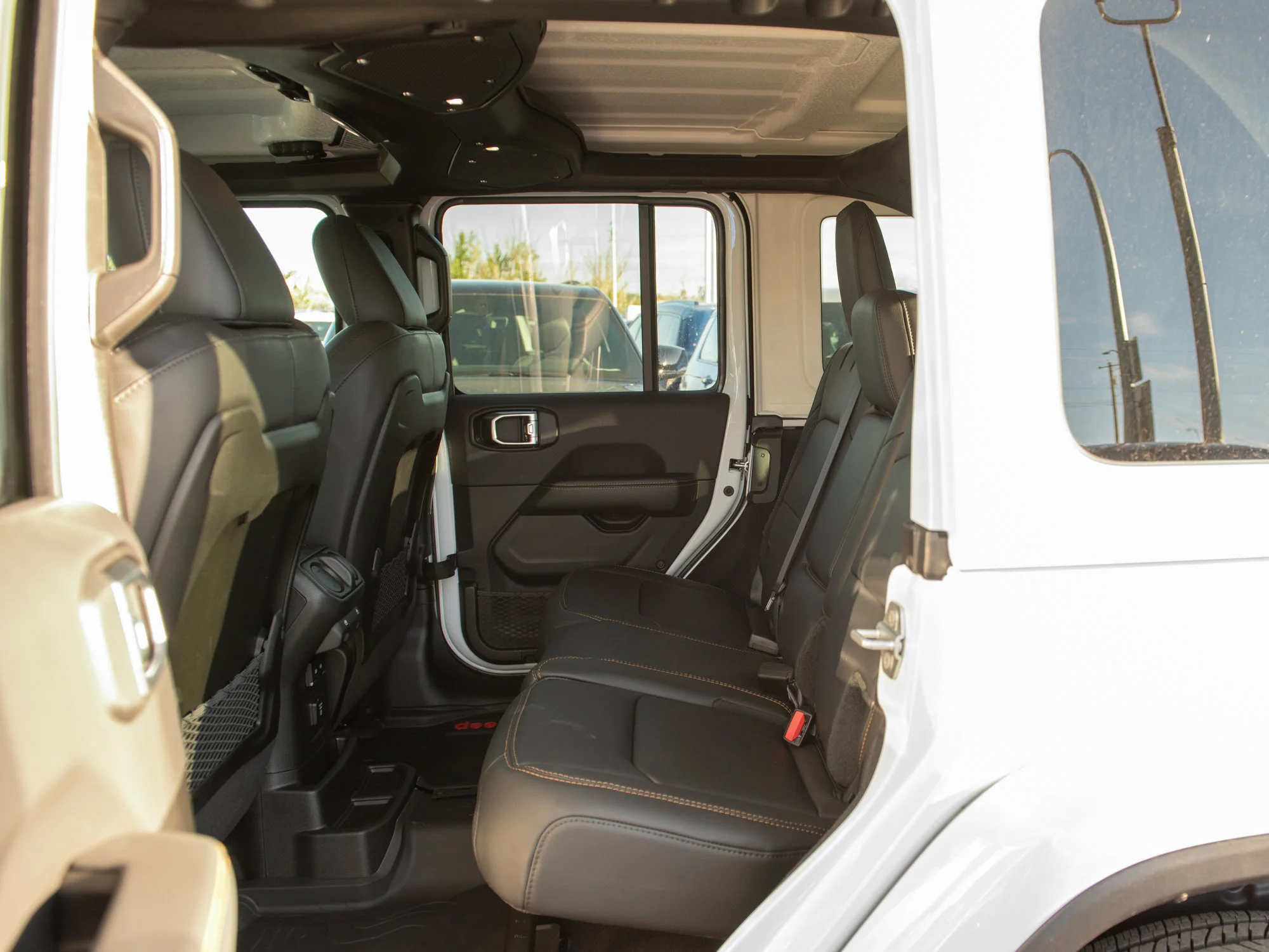 New 2026 White Jeep Sahara* 4 Door 4x4, Remote Start, Trailer Tow Group, McKinley Leather image 19