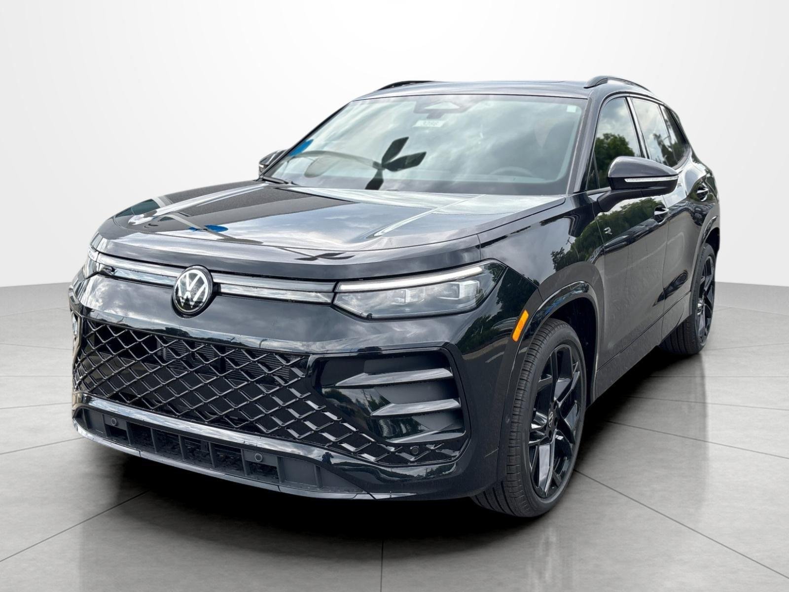 2026 Volkswagen Tiguan 2.0T SE R-Line Black's photo