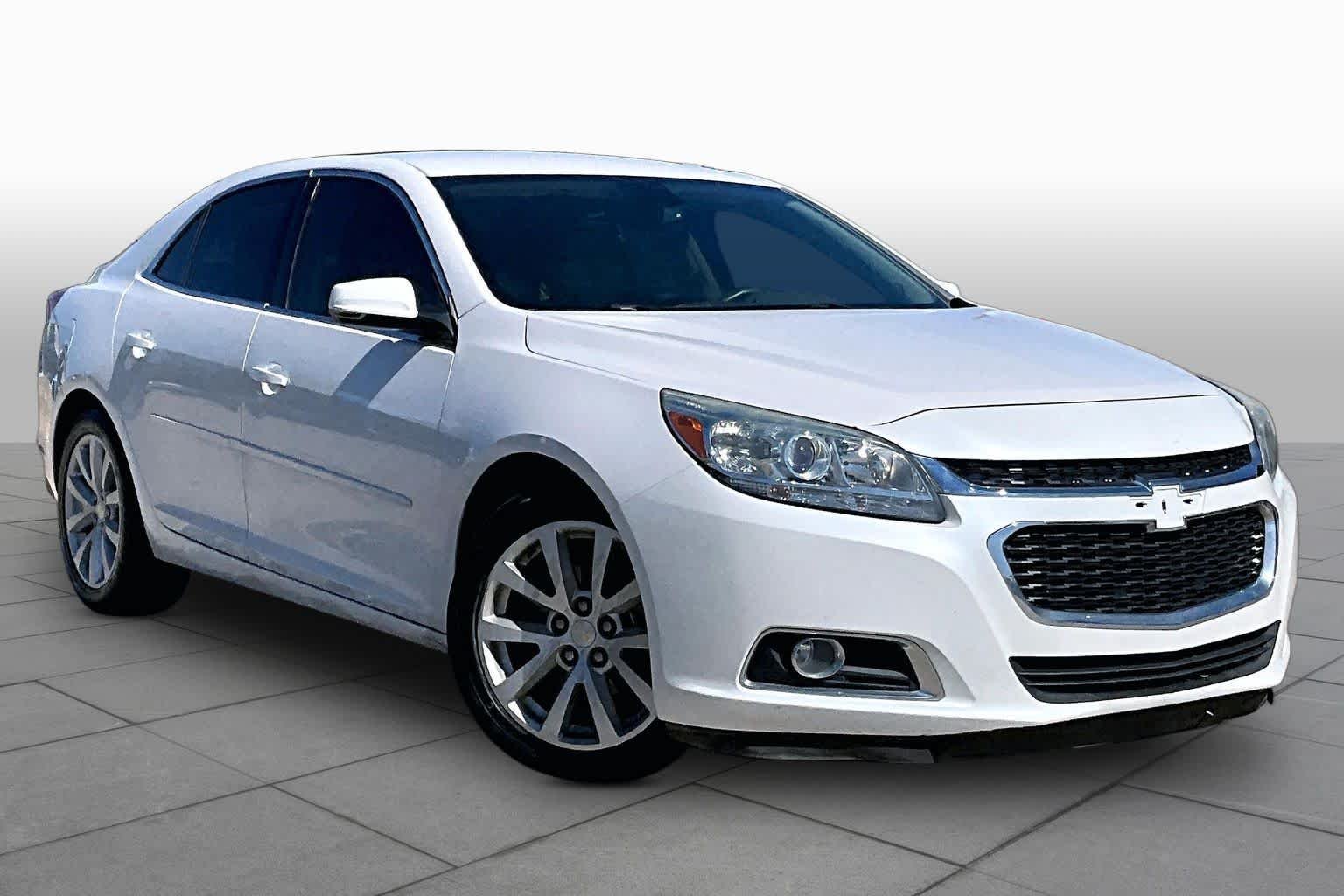 Used 2015 Iridescent Pearl Tricoat Chevrolet LT image 3