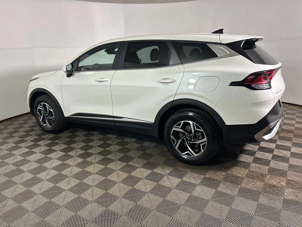 Used 2023 Snow White Pearl Kia LX image 10