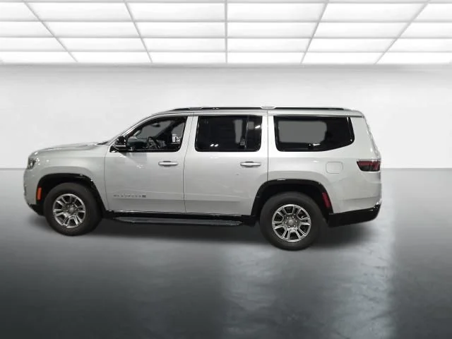 Used 2023 Silver Jeep Base image 7