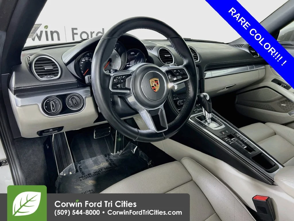 Used 2019  Porsche  image 2