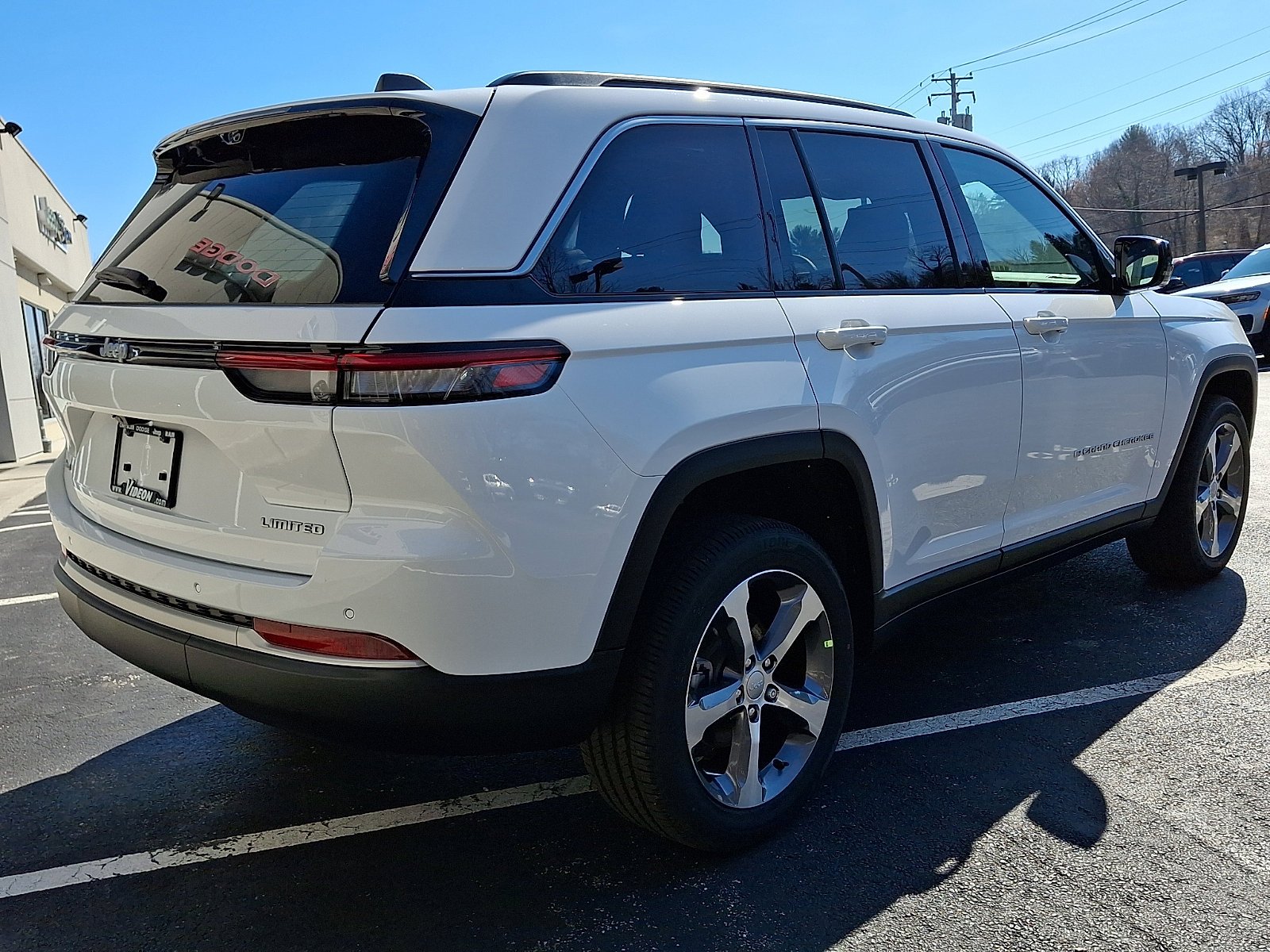 New 2026 Bright White Clear-Coat Exterior Paint Jeep Limited image 3