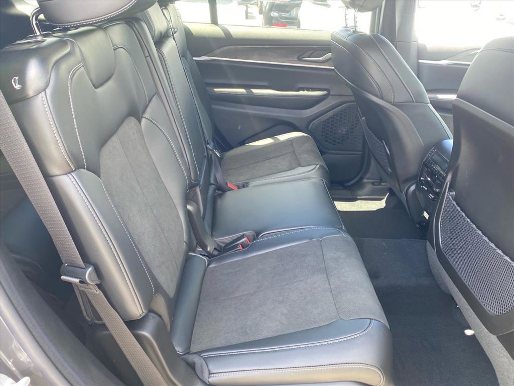 New 2026 Baltic Gray Metallic Clear-Coat Exterior Paint Jeep Altitude image 17