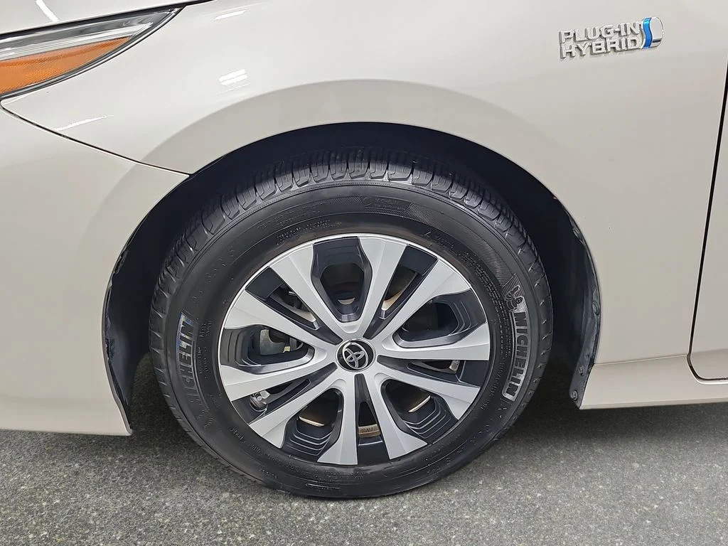 Used 2020 Silver Toyota XLE image 33