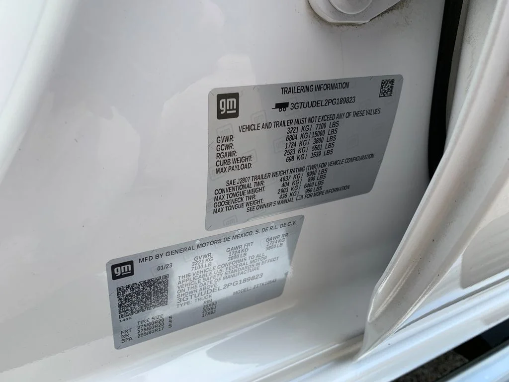 Used 2023 White GMC SLT image 35