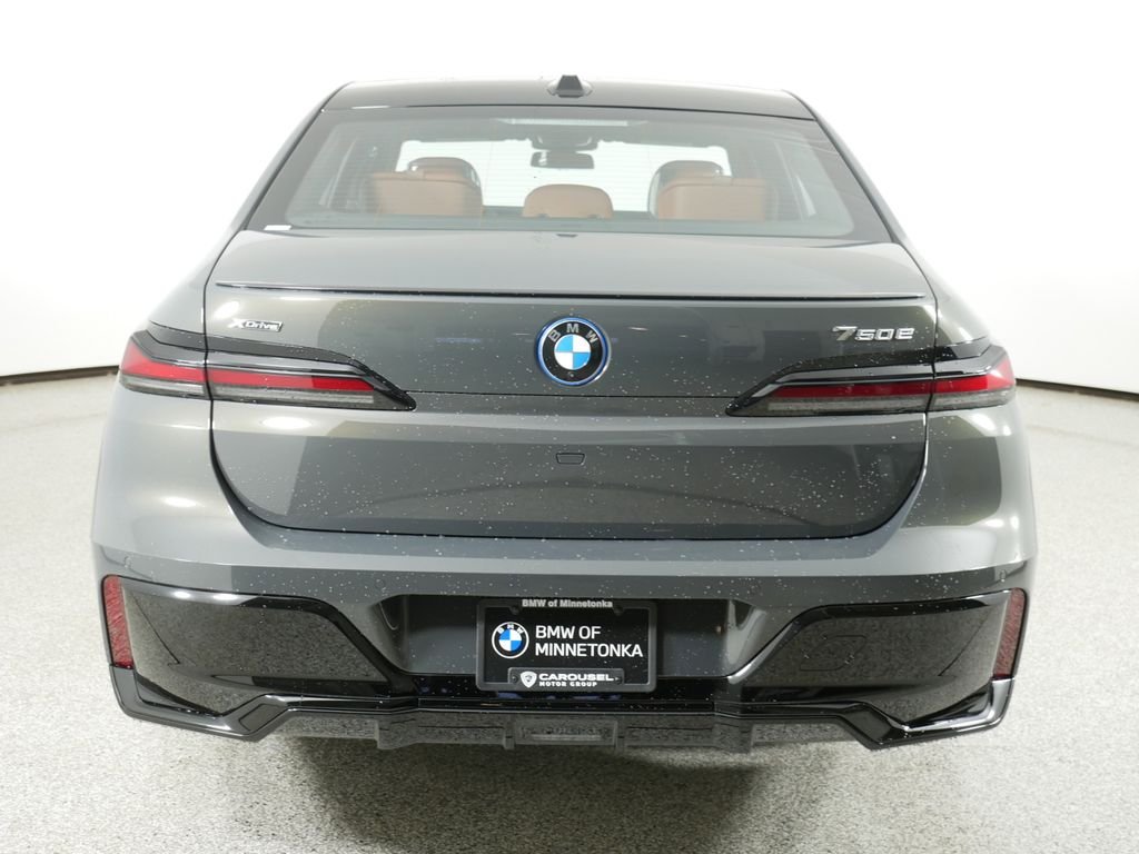 2025 BMW 7 Series 750e - Photo 9