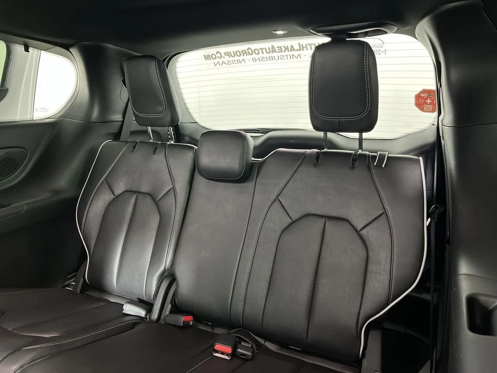 Used 2025 White Chrysler Limited image 26