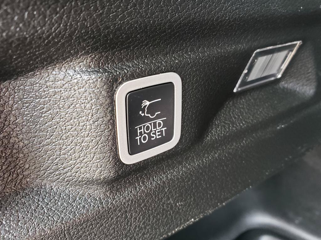Used 2022 Diamond Black Crystal Pearlcoat Jeep Limited image 10