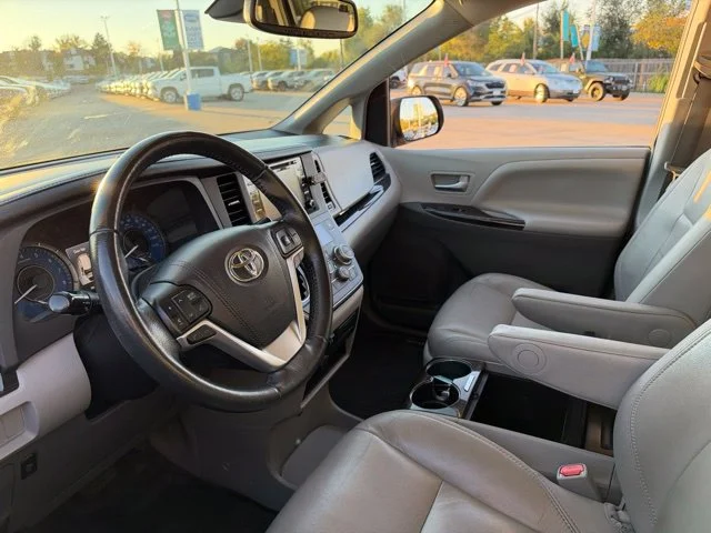 Used 2018 Silver Toyota XLE image 10