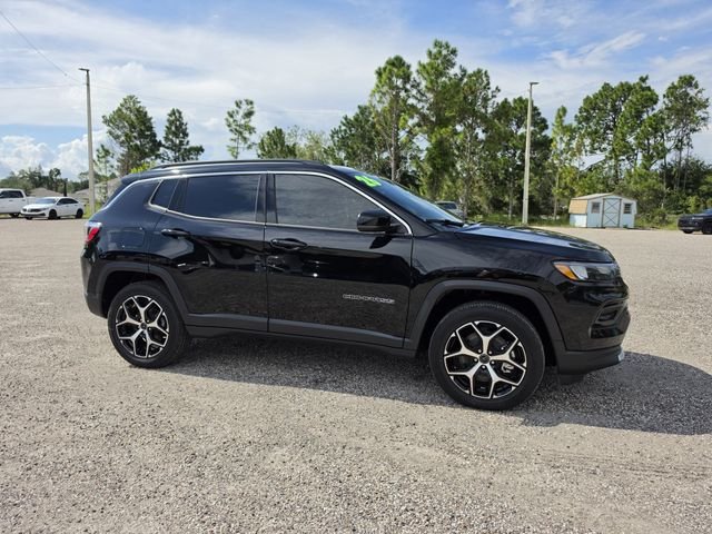 New 2026 Diamond Black Crystal Pearl-Coat Exterior Paint Jeep Limited image 2