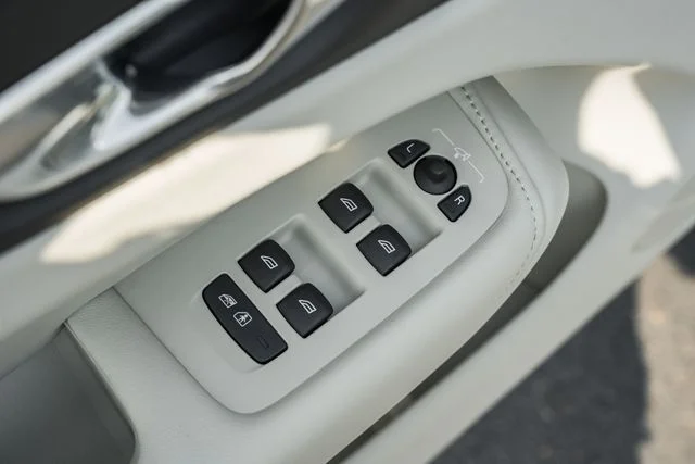 New 2026 Crystal White Volvo B5 Ultra image 41