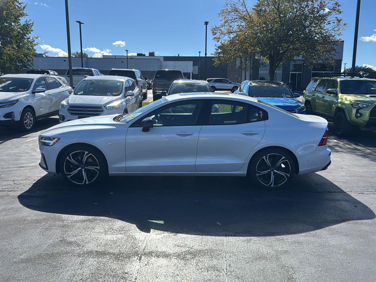 Used 2024 Crystal White Metallic Volvo Plus Dark Theme image 6