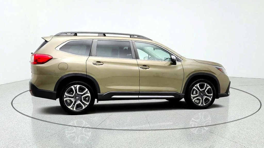Used 2023 Autumn Green Metallic Subaru Limited 8-Seater w/ Moonroof & Nav System image 4